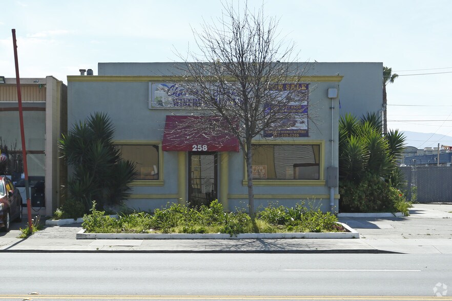More Photos Of 258 E Market St, Salinas Warehouse For Sale