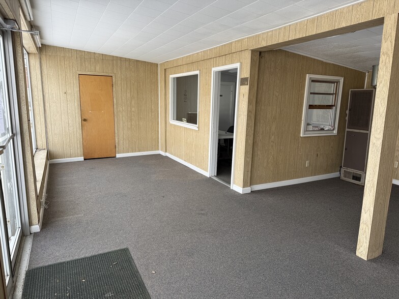 More Photos Of 872 Kennedy Memorial Dr, Oakland Office For Lease