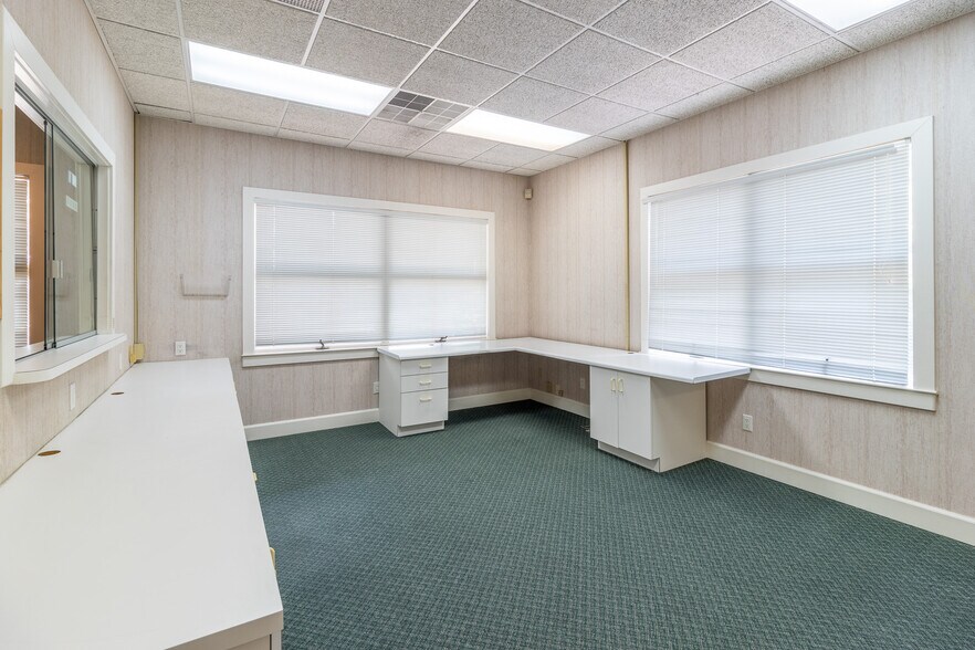 More Photos Of 1421 Ross Dr, Dalton Office For Sale