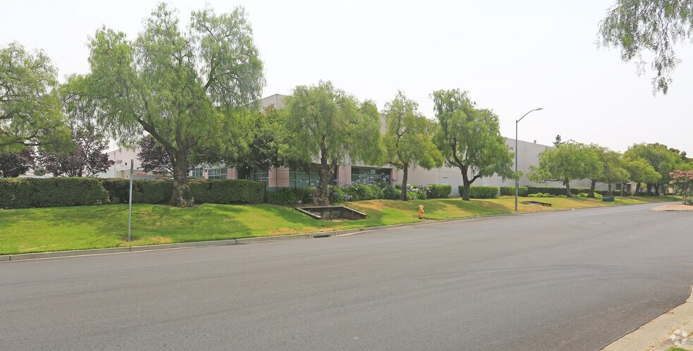 More Photos Of 30830-30880 San Clemente St, Hayward Warehouse For Lease