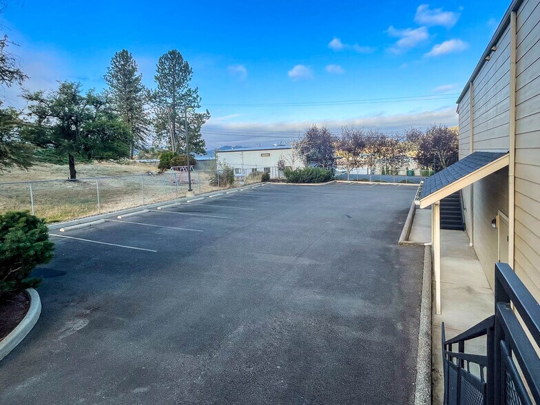 More Photos Of 2198 NE Stephens St, Roseburg Medical For Sale