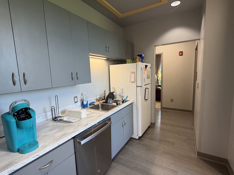 More Photos Of 829 Davis St, Blacksburg Medical For Sale