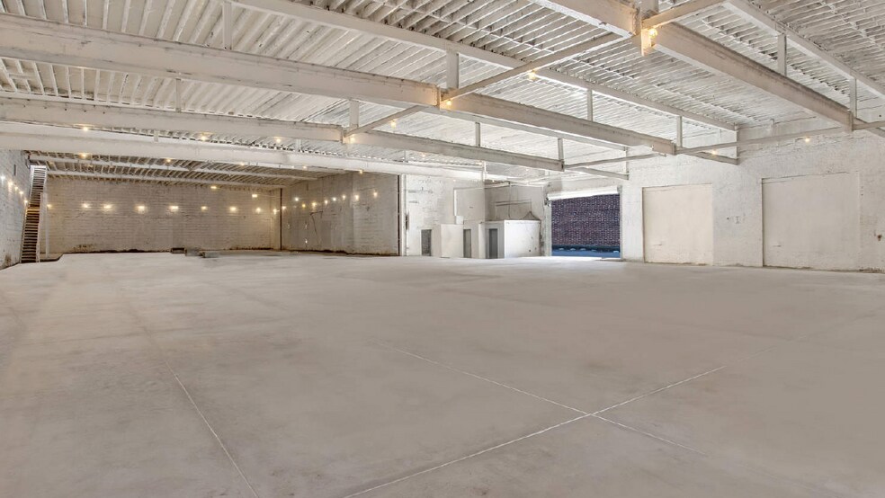 More Photos Of 335 Moffat St, Brooklyn Distribution For Lease