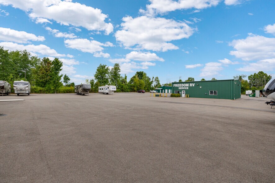 More Photos Of 663 Stewart Blvd, Brockville Showroom For Sale