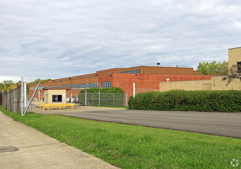 More Photos Of 4444 Lee Rd, Cleveland Warehouse For Lease