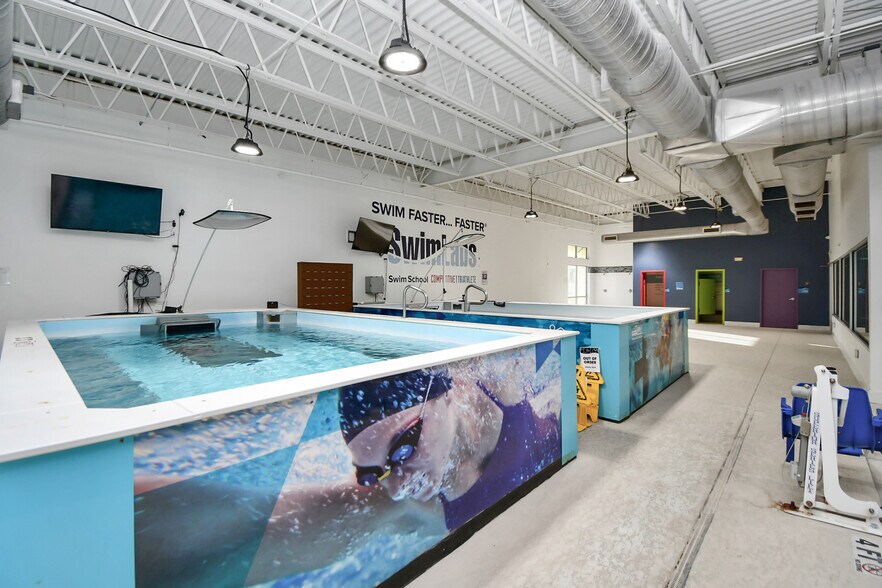 More Photos Of 10423 N Sam Houston Pky E, Humble Sports And Entertainment For Sale