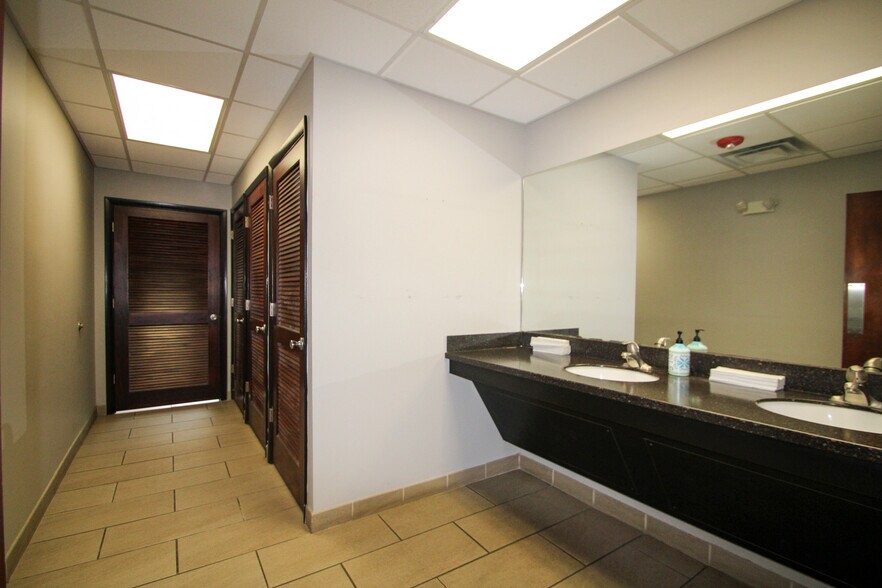 More Photos Of 9911 Shelbyville Rd, Louisville Office For Sale