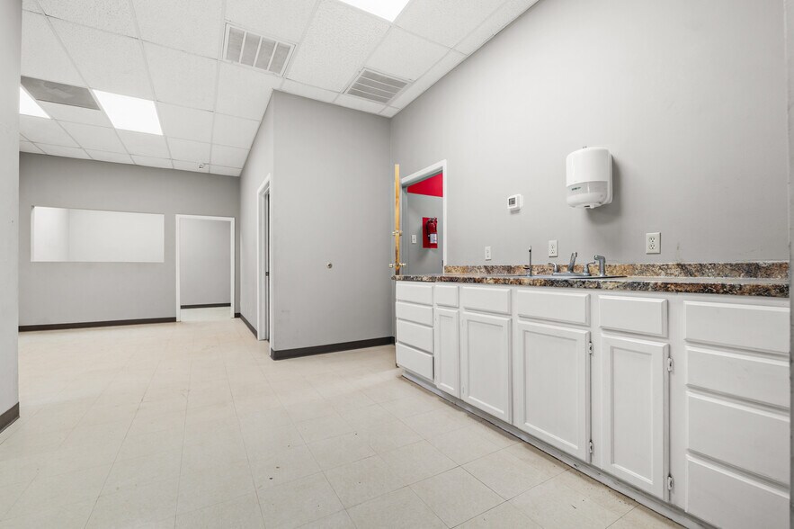 More Photos Of 10854 Vandale St, San Antonio Flex For Sale