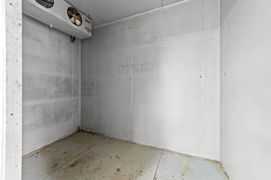 More Photos Of 607 S Main St, King Department Store For Lease