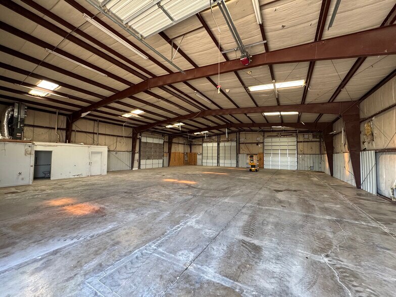 More Photos Of 5220 SW 11th St, Oklahoma City Manufacturing For Lease