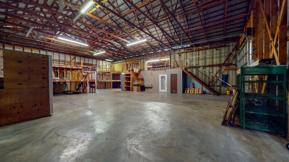 More Photos Of 5534/5546 Waterlevel Hwy, Cleveland Light Distribution For Sale