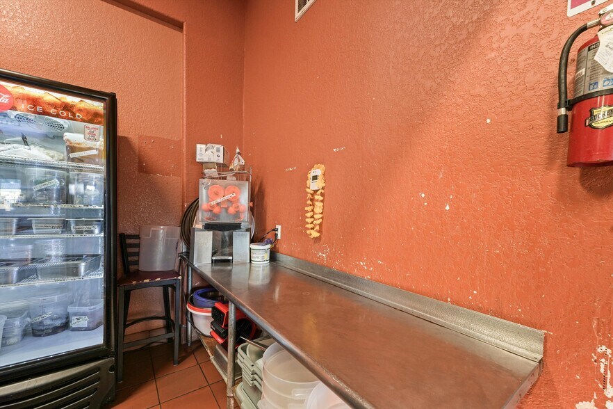 More Photos Of 918 W Plantation Dr, Clute Restaurant For Sale