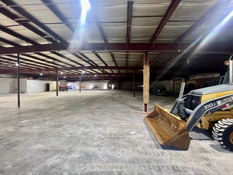 More Photos Of 2221 N 24th St, Quincy Industrial For Lease