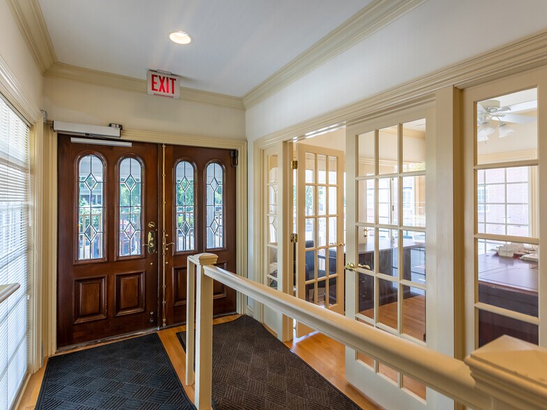 More Photos Of 301 W Roosevelt Rd, Wheaton Office For Lease