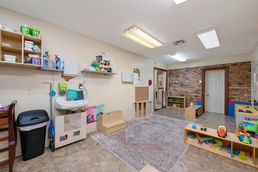 More Photos Of 2000 N 25th St, Waco Daycare Center For Sale