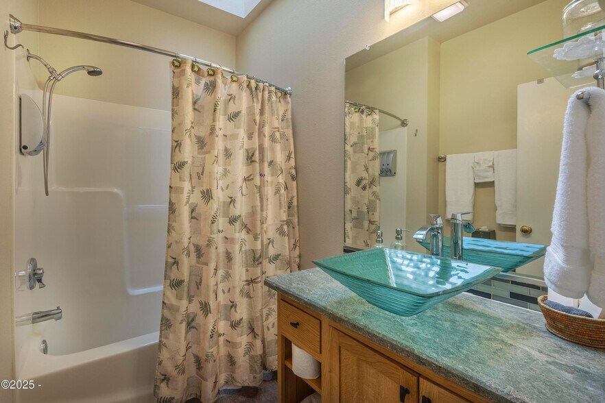 More Photos Of 4925 NW Woody Way, Newport Specialty For Sale