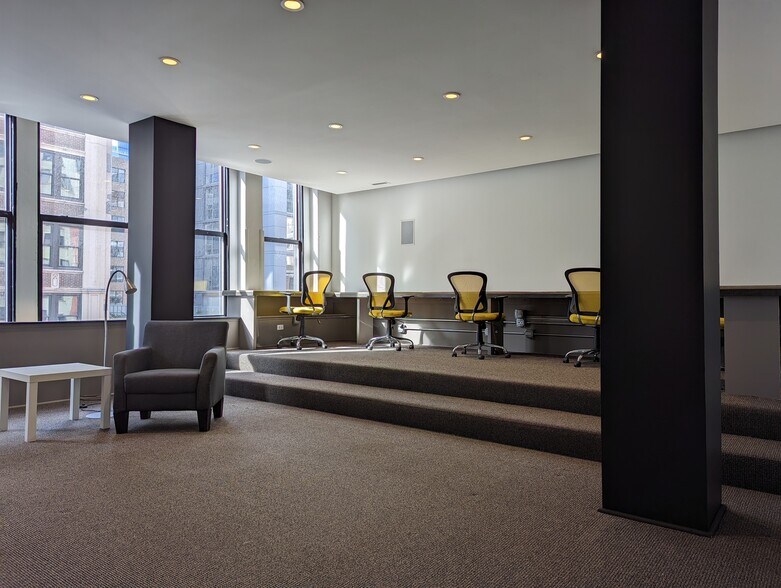 More Photos Of 321 S Jefferson St, Chicago Storefront Retail Office For Lease
