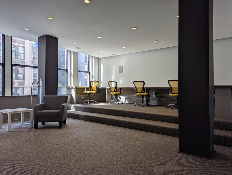 More Photos Of 321 S Jefferson St, Chicago Storefront Retail Office For Lease