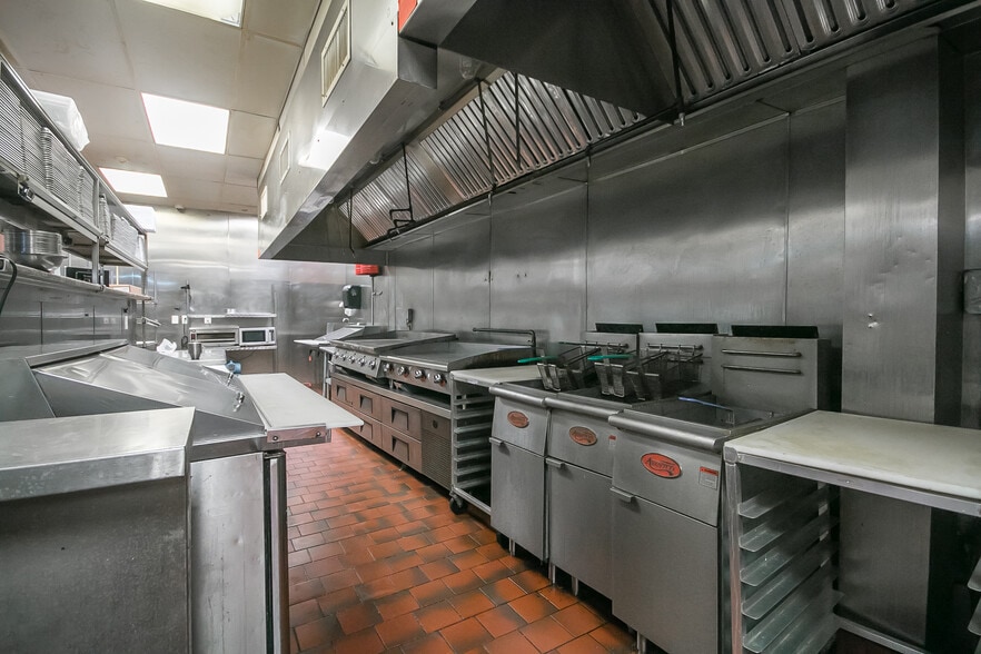 More Photos Of 1111-1113 Walnut St, Philadelphia Storefront For Lease