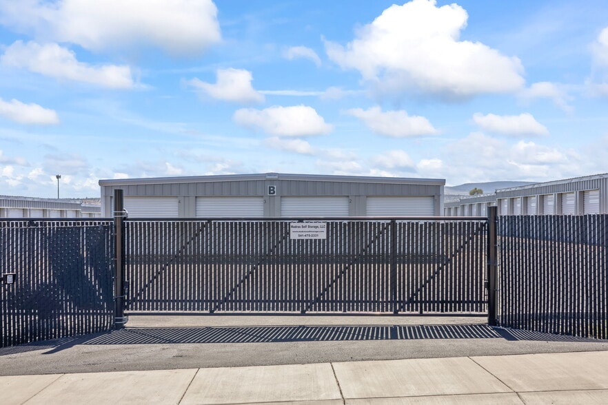 More Photos Of 1451 Olive st, Madras Self Storage For Sale