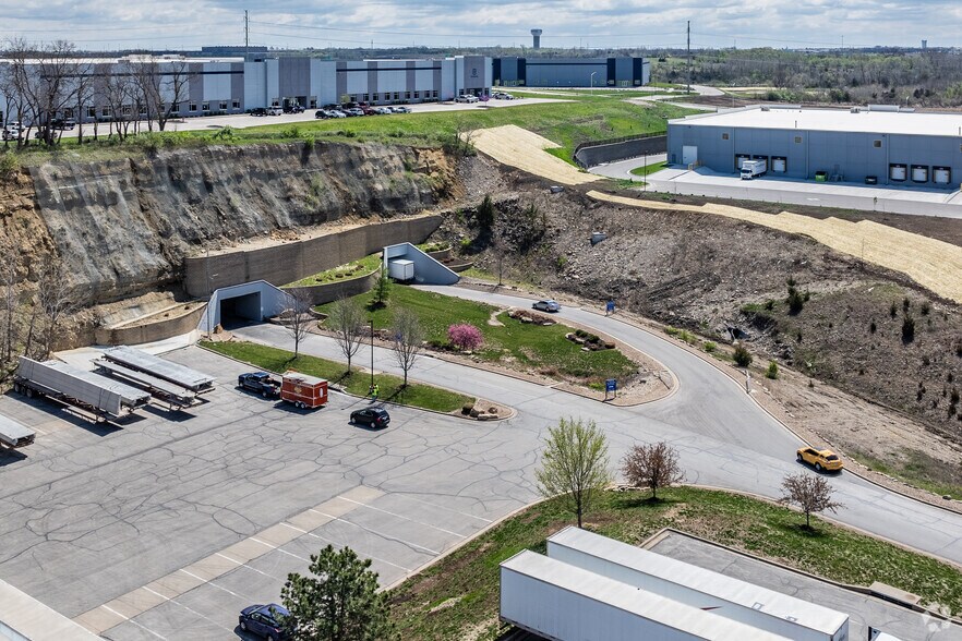 More Photos Of 17501 W 98th St, Lenexa Warehouse For Lease