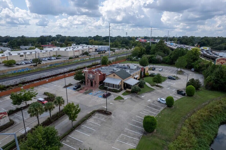 More Photos Of 2450 S Acadian Thruway, Baton Rouge Restaurant For Sale