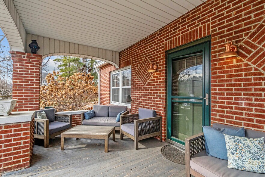 More Photos Of 506 W Main St, Burnsville Freestanding For Sale