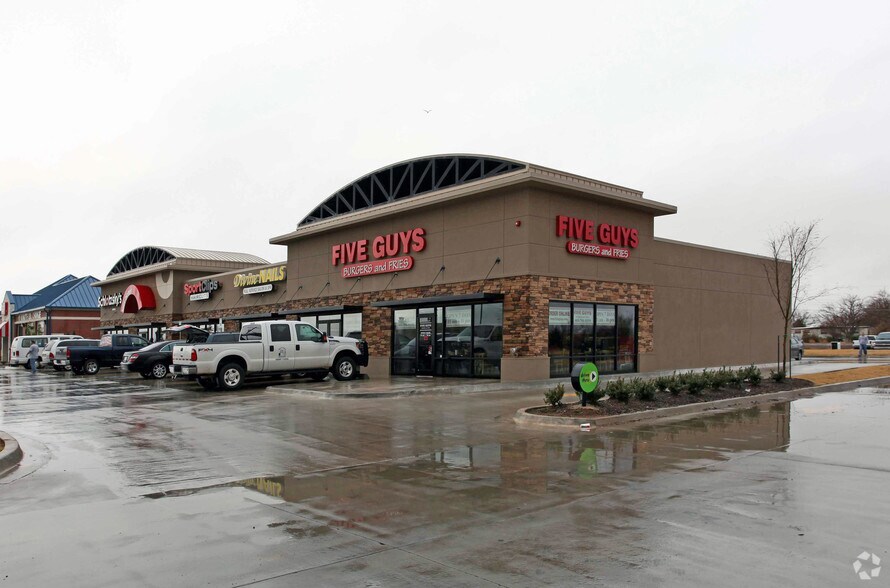 More Photos Of 631 SW 19th St, Moore Freestanding For Lease