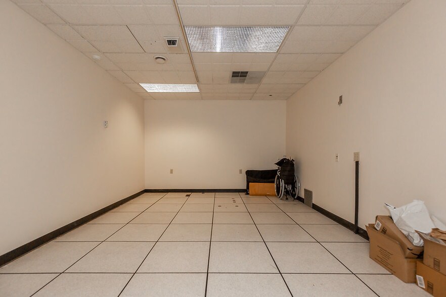 More Photos Of 8901 Washington St, Kansas City Showroom For Sale
