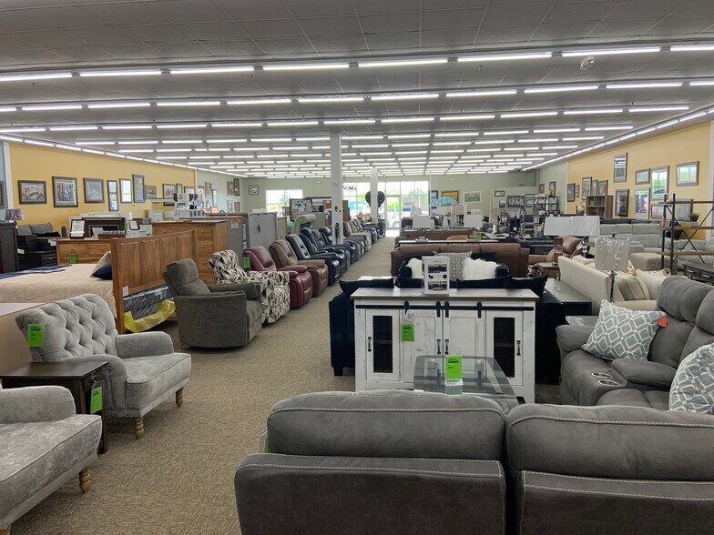 More Photos Of 2241 Main St, Green Bay Freestanding For Lease