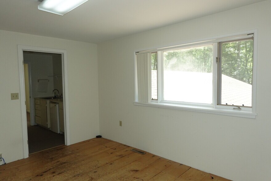 More Photos Of 1 Young Ln, Newmarket Flex For Sale