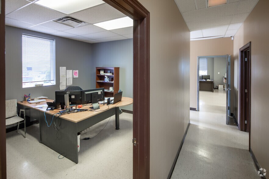 More Photos Of 921 Keyes Dr, Woodstock Warehouse For Lease