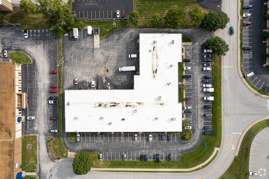 More Photos Of 9355-9375 Dielman Industrial Dr, Olivette Showroom For Lease