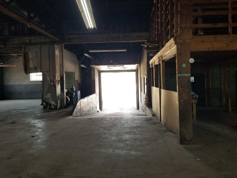 More Photos Of 1015 State Ave, Kansas City Showroom For Sale