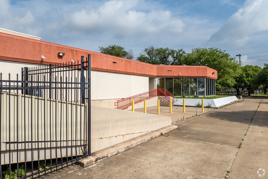 More Photos Of 10703 Stancliff Rd, Houston Office For Sale
