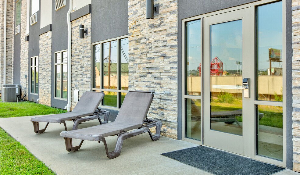 More Photos Of 615 City Center Way, Longview Hotel For Sale