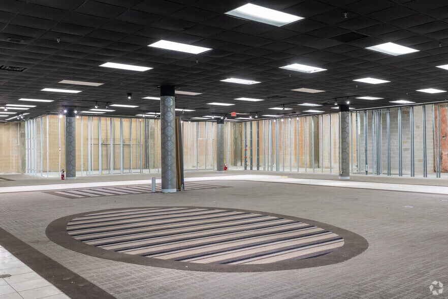 More Photos Of 1995 Southlake Mall, Merrillville Department Store For Sale