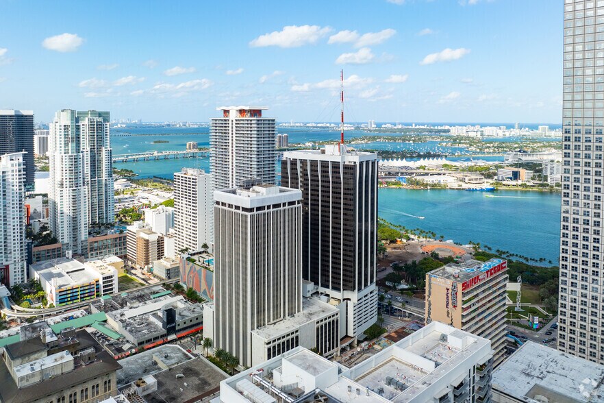 More Photos Of 2 S Biscayne Blvd, Miami Office Residential For Lease