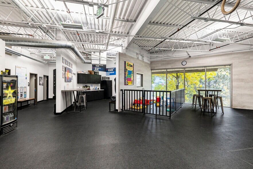 More Photos Of 221 W County Line Rd, Littleton Freestanding For Lease