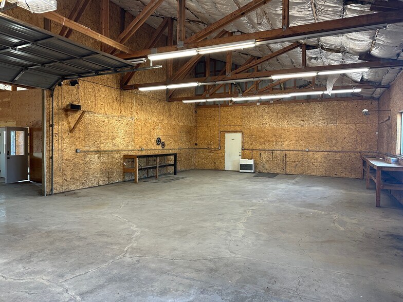 More Photos Of 10701 S Walton Rd, Island City Light Manufacturing For Lease