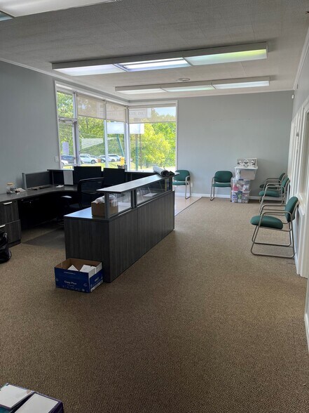 More Photos Of 403 E Wood St, Paris Office For Lease