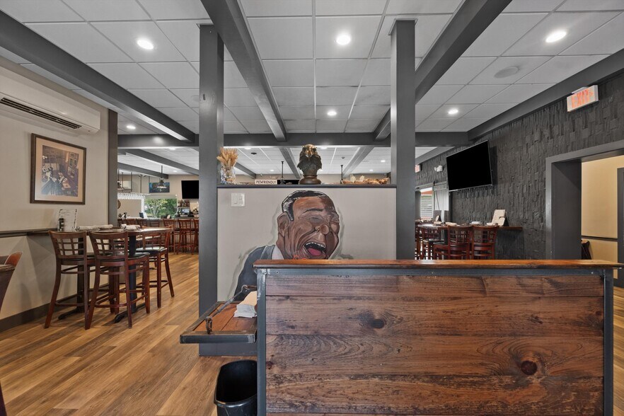 More Photos Of 514 NW Dixie Hwy, Stuart General Retail For Sale