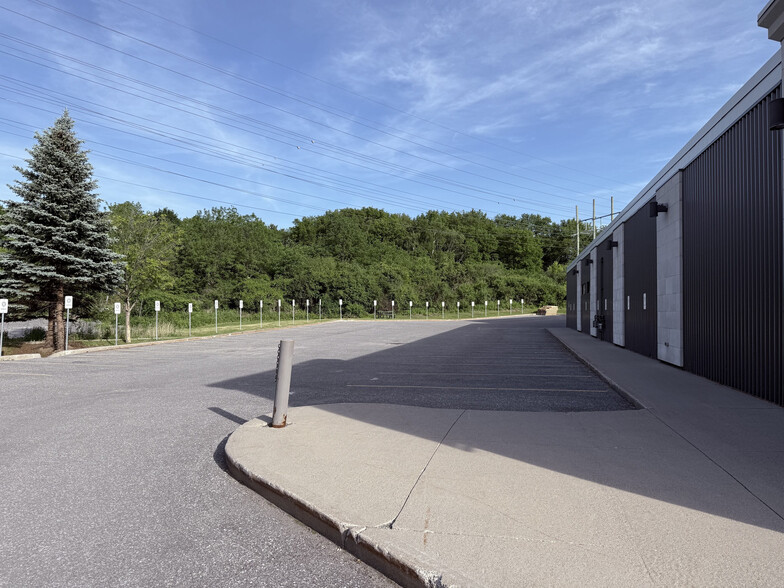 More Photos Of 1818 Woodward Dr, Ottawa Showroom For Lease
