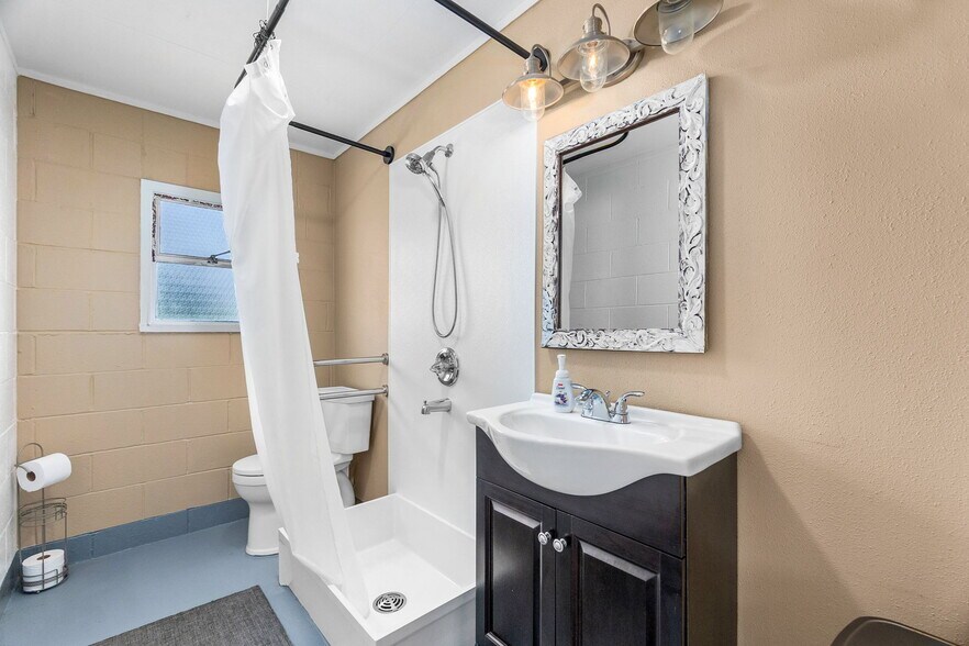 More Photos Of 402 Montesano St, Westport Flex For Sale