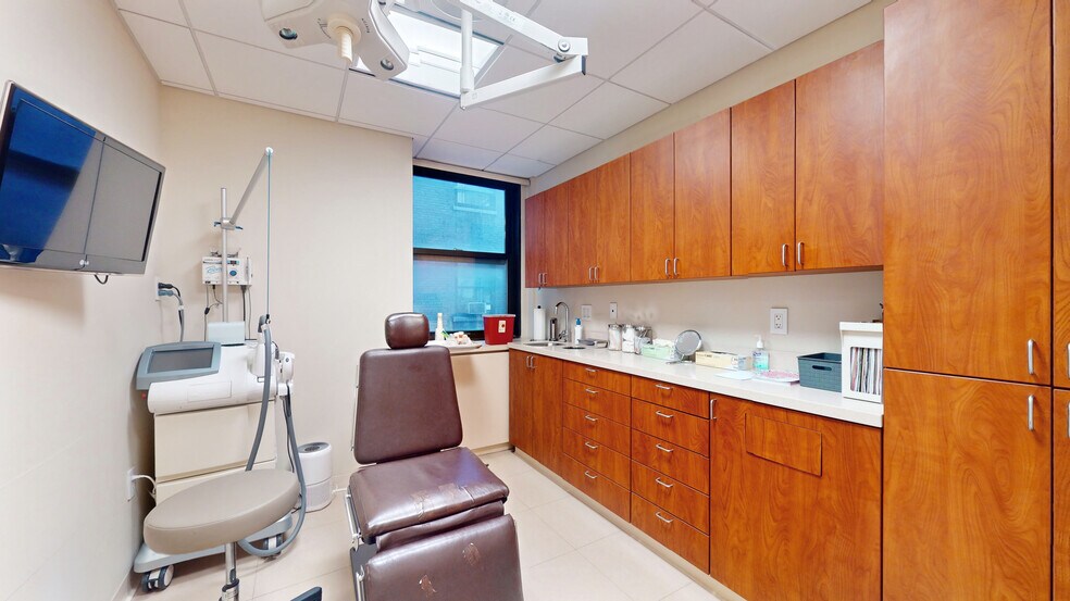 More Photos Of 115 E 61st St, New York Medical For Sale