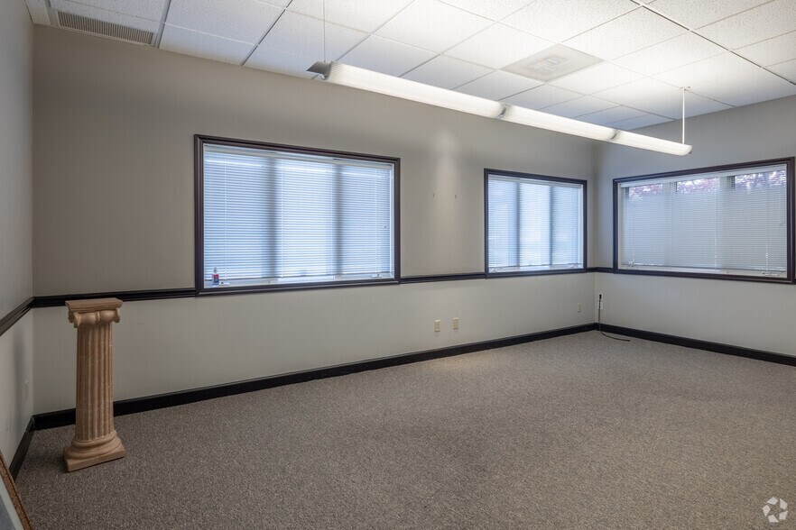 More Photos Of 85 Executive Pky, Hudson Unknown For Lease