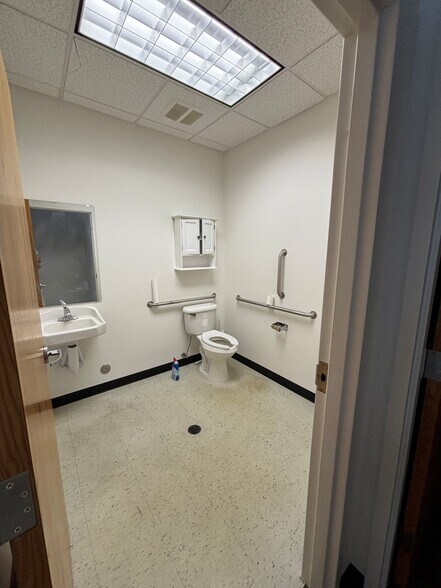 More Photos Of 531 N Grand St, Schoolcraft Storefront For Lease