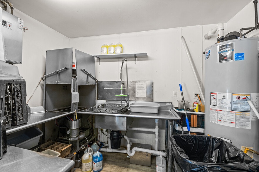 More Photos Of 601 Main St, Junction City Restaurant For Sale
