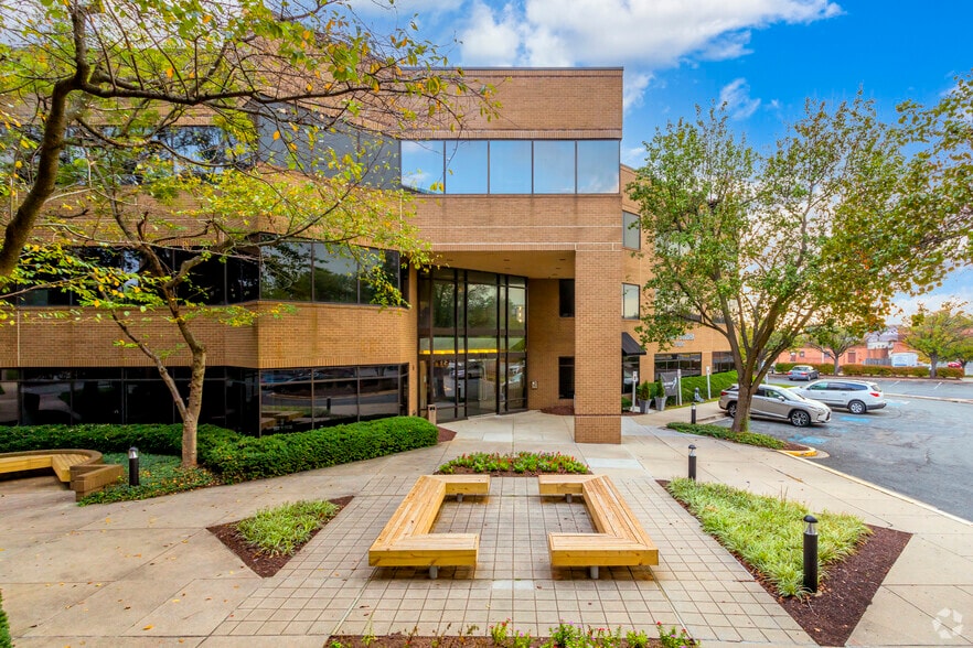 More Photos Of 814 W Diamond Ave, Gaithersburg Office For Sale