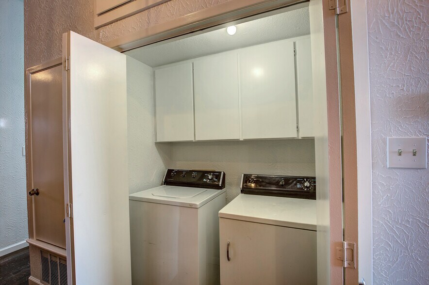 More Photos Of 1213 Washington St, Commerce Storefront Retail Office For Sale